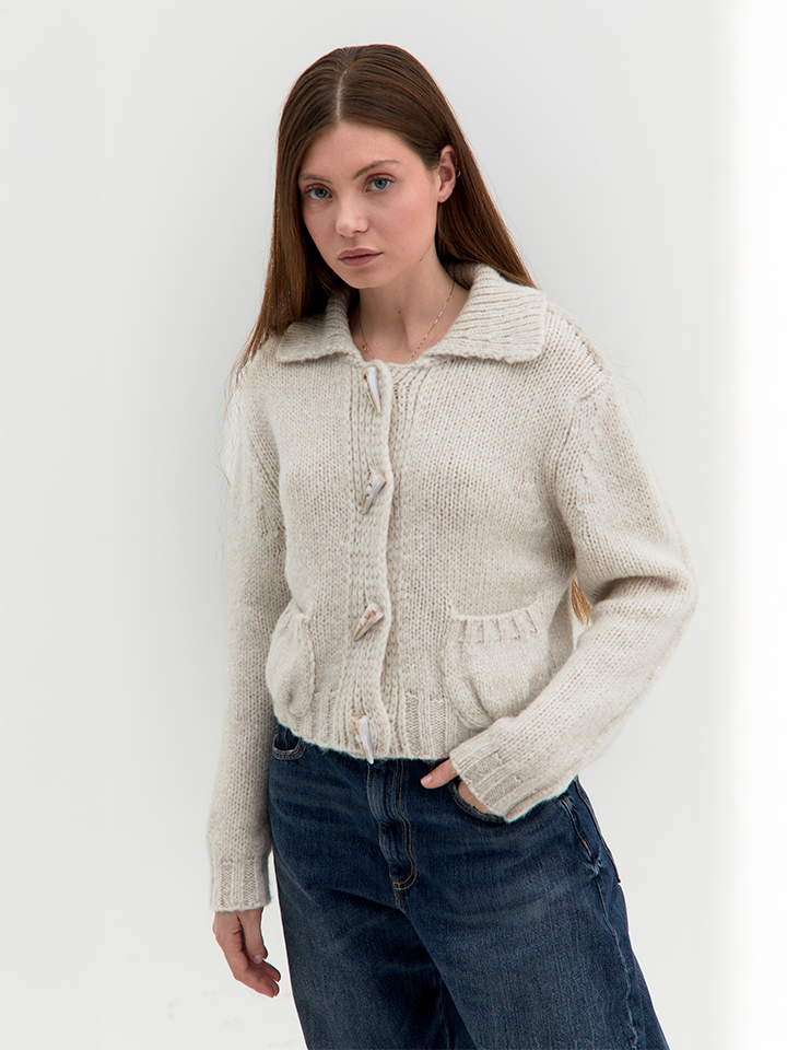 Chunky women’s cardigan with collar and toggle buttons